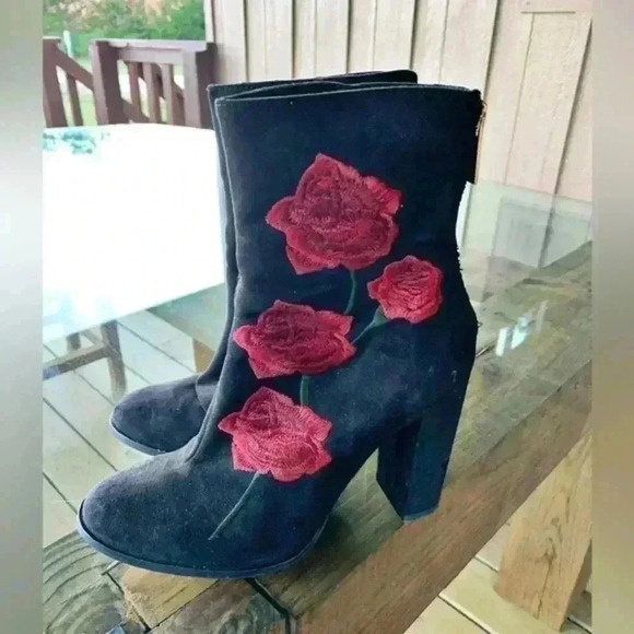 Intentionally Blank Black Embroidered‎ Rose Boots Size 39 - Picture 2 of 11